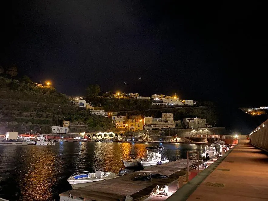 Casa Cappero - Sul Porto Di Malfa 아파트